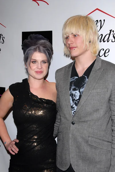 Kelly Osbourne y Luke Worrall en Kelly Osbourne Charity Clothing Drive para My Friends Place, MI6, West Hollywood, CA. 05-26-10 — Foto de Stock