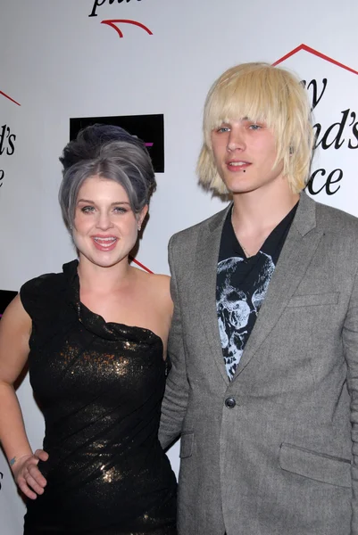 Kelly Osbourne e Luke Worrall no Kelly Osbourne Charity Clothing Drive para My Friends Place, MI6, West Hollywood, CA. 05-26-10 — Fotografia de Stock