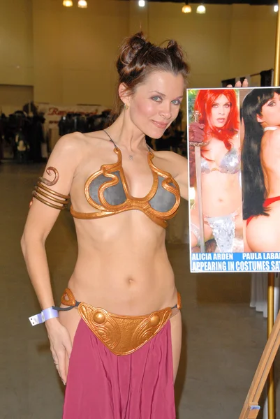 Алісія Арден як раб Лея в Пасадені Rockn Comic Con день 2, Пасадена Convention Center, Пасадена, Ca. 05-29-10 — стокове фото