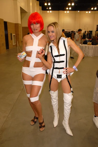 Rena Riffel as Leeloo from "The Fifth Element" with Paula Labaredas as "Barbarella" — Stock Photo, Image