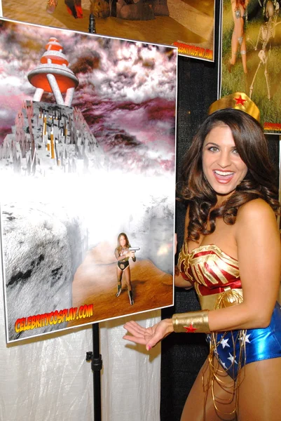 Bridgetta Tomarchio como "Wonder Woman" en el Pasadena Rock 'n Comic Con Day 2, Pasadena Convention Center, Pasadena, CA. 05-29-10 —  Fotos de Stock