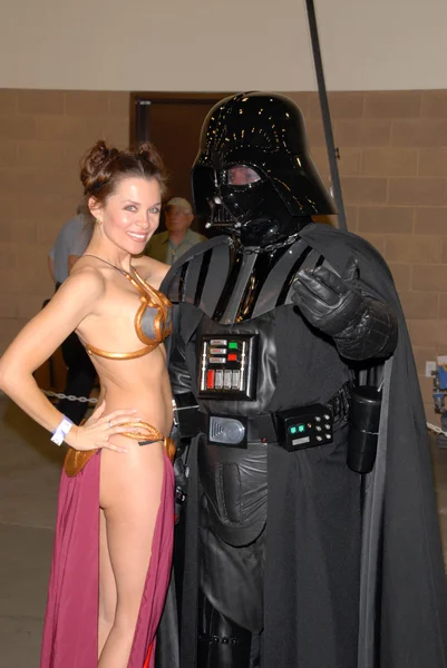 Alicia Arden como Princesa Leia com Darth Vader na Pasadena Rockn Comic Con Day 2, Pasadena Convention Center, Pasadena, CA. 05-29-10 — Fotografia de Stock