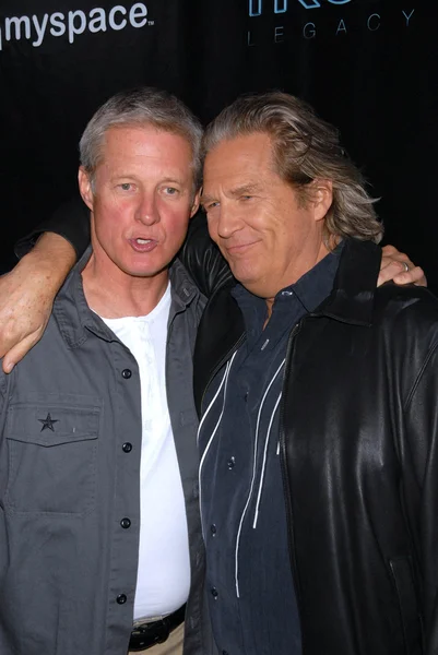 Bruce Boxleitner and Jeff Bridges at the TRON Legacy" & MySpace Comi-Tron Party, Flynn's Arcade, San Diego, CA 07-23-10 — Stock Photo, Image