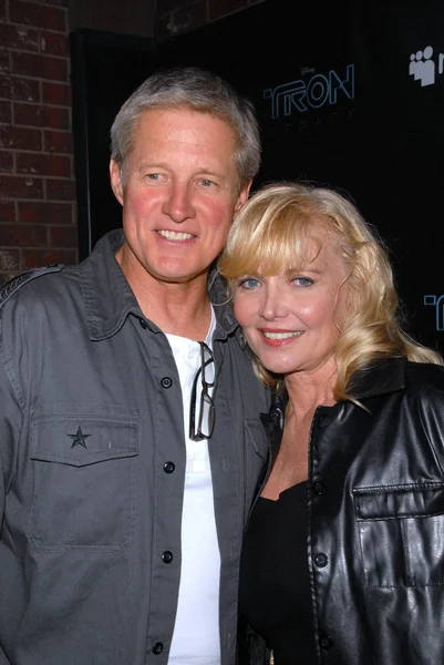 Bruce boxleitner en cindy morgan op de tron legacy "& myspace comi-tron partij, flynn de arcade, san diego, ca 07-23-10 — Stockfoto