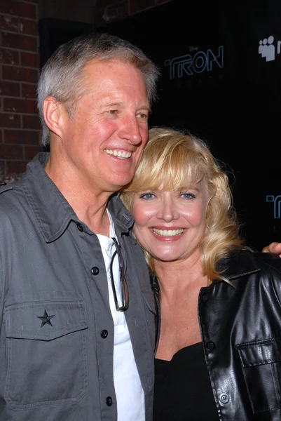 Bruce boxleitner en cindy morgan op de tron legacy "& myspace comi-tron partij, flynn de arcade, san diego, ca 07-23-10 — Stockfoto