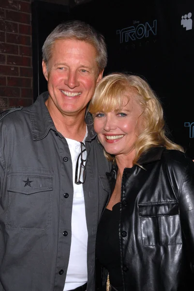 Bruce Boxleitner e Cindy Morgan no TRON Legacy "& MySpace Comi-Tron Party, Flynn 's Arcade, San Diego, CA 07-23-10 — Fotografia de Stock