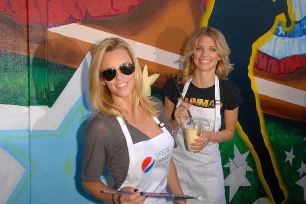 Jenny McCarthy e AnnaLynne McCord al Pepsi Refresh Project alla MLB All-Star 2010, El Salvadior Community Center, Santa Ana, CA. 07-13-10 — Foto Stock