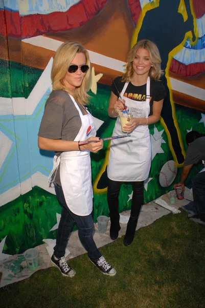 Jenny mccarthy en annalynne mccord op de pepsi vernieuwen project op mlb all-star 2010, el salvadior community center, santa ana, ca. 07-13-10 — Stockfoto