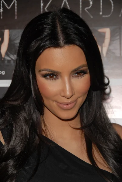 Kim kardashian på en fest för nystarten av kimkardashian.com te rum, hollywood, ca. 06-25-10 — Stockfoto