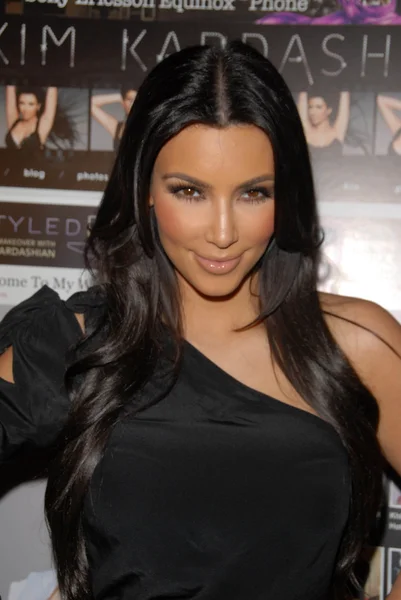 Kim kardashian yeniden başlatmak için bir şenlikte, kimkardashian.com, çay salonu, hollywood, ca. 06 / 25-10 — Stok fotoğraf