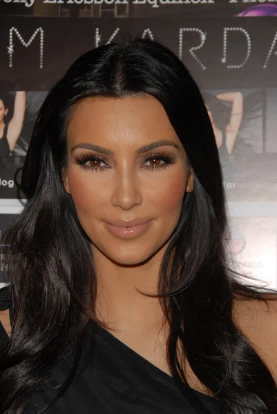 Kim Kardashian en una celebración para el relanzamiento de KimKardashian.com, la Sala de Té, Hollywood, CA. 06-25-10 — Foto de Stock