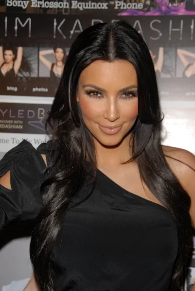 Kim Kardashian en una celebración para el relanzamiento de KimKardashian.com, la Sala de Té, Hollywood, CA. 06-25-10 — Foto de Stock