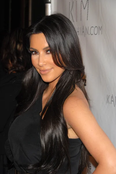 Kim kardashian på en fest för nystarten av kimkardashian.com te rum, hollywood, ca. 06-25-10 — Stockfoto