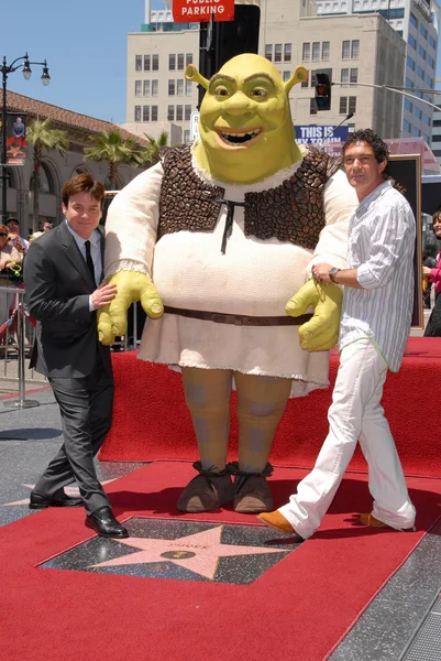 Майк Майерс и Антонио Бандерас на вступлении Шрека в Голливудскую Аллею Славы, Голливуд, Калифорния. 05-20-10 — стоковое фото
