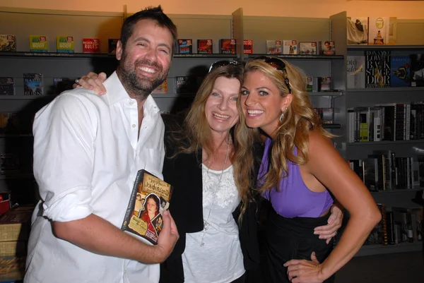 James Cox, Dawn Schiller e Bridgetta Tomarchio em uma assinatura para The Road Through "Wonderland: Surviving John Holmes" de Dawn Schiller, Bookstar, Studio City, CA. 08-28-10 — Fotografia de Stock