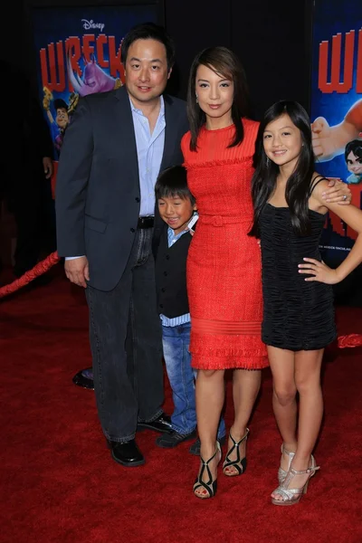 Ming-Na, esposo Eric Michael Zee, hijo Cooper Dominic, hija Michaela en el estreno de la película "Wreck-It Ralph", El Capitán, Hollywood, CA 10-29-12 — Foto de Stock