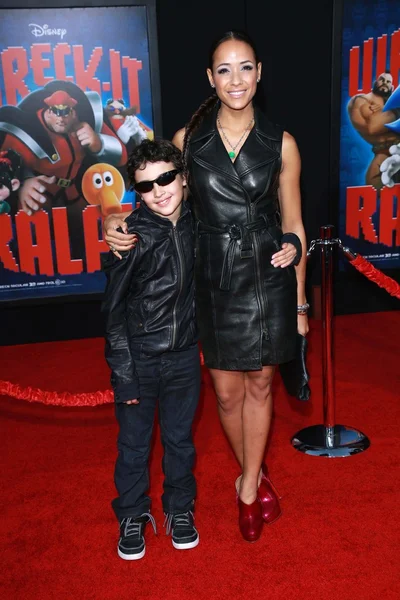 Dania Ramirez with son — Stockfoto