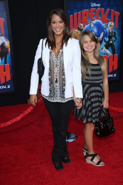 Eva La Rue och dotter på "Wreck-IT Ralph" film premiär, El Capitan, Hollywood, ca 10-29-12 — Stockfoto
