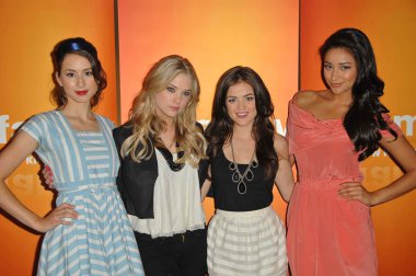 Shay mitchell, ashley benson, lucy hale ve troian bellisario