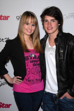 Debby ryan ve gregg sulkin