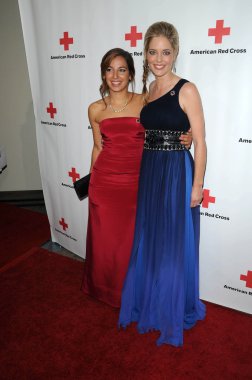 Vanessa lengies ve christina moore