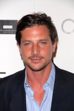 Simon Rex