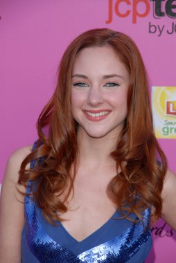 Haley rammrenkli arka plan ile yeşil çimen