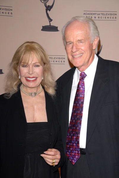 Loretta Swit and Mike Farrell at the Academy of Television Arts and Sciences Third Annual Television Academy Honors, Beverly Hills Hotel, Beverly Hills, CA. 05-05-1- — Stockfoto