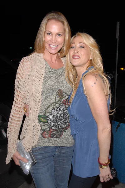 Kathleen kinmont ve jennifer blanc-biehn jennifer blanc-biehns doğum günü partisi, sardos, burbank, ca. 04-23-10 — Stok fotoğraf