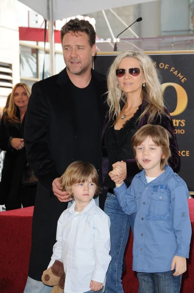 Russell Crowe, Danielle Spencer e i figli Tennyson e Charlie — Foto Stock