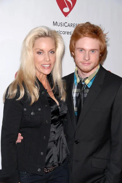 Cherie Currie and son Jake at the 6th Annual Musicares MAP Fund Bevefit Concert celebrating women in recovery, Club Nokia, Los Angeles, CA. 05-07-10 — Stock Photo, Image