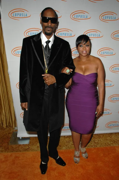 Snoop Dogg con su esposa Shante Broadus — Foto de Stock