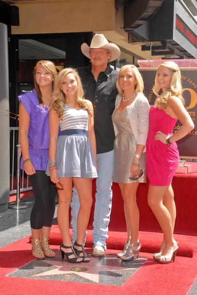 Alan Jackson, wife Denise, daughters Mattie, Dani, and Ali — Stock Photo, Image