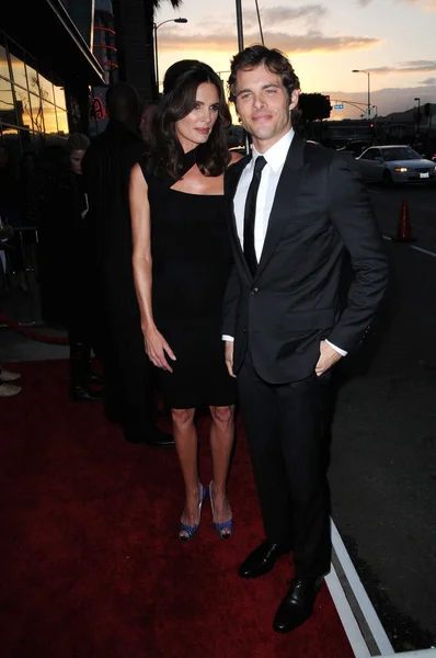 James marsden e lisa lindeat o mundo de "morte no funeral" premiere, arco voltaico, hollywood, ca. 12/04/10 — Fotografia de Stock