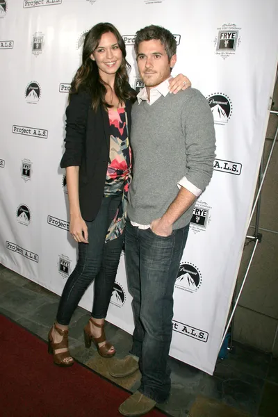 Odette Yustman and Dave Annable — Stock Photo, Image