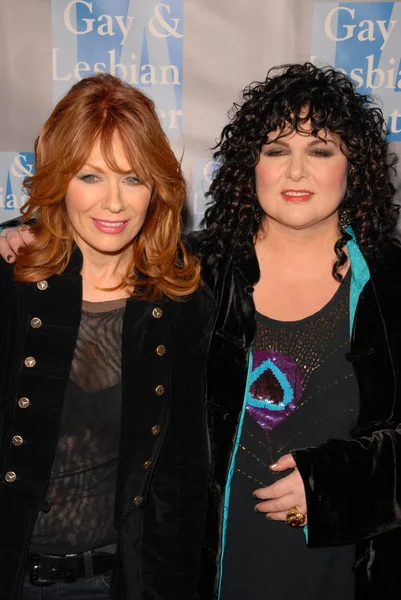 Nancy wilson en ann wilson op het l.a. homo- en lesbische center's "een avond met vrouwen: kunst, muziek en gelijkheid, vieren" beverly hilton hotel, beverly hills, ca. 05-01-10 — Stockfoto