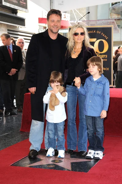 Russell Crowe, Danielle Spencer y sus hijos Tennyson y Charlie — Foto de Stock