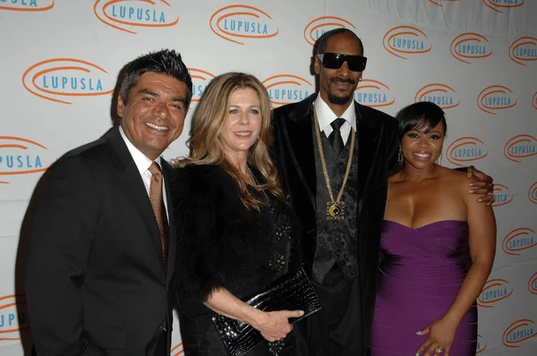 George lopez, rita wilson und snoop dogg mit wife shante broadus — Stockfoto