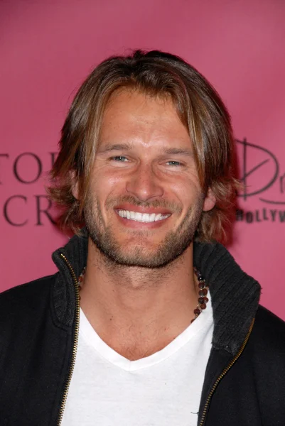 Johann Urb på Victoria's Secret supermodeller fira avslöja den 2010 "vad är Sexy?" Lista: Bomb upplaga Drai's, Hollywood, Ca. 05-11-10 — Stockfoto