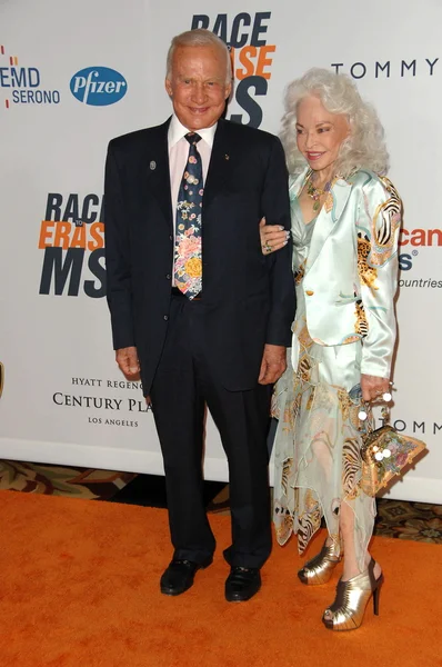 バズ オルドリンと妻ロイスは 17 回レースで ms、センチュリー プラザ ホテル、センチュリー ・ シティ、カリフォルニア州 10/05/07 を消去するには — ストック写真