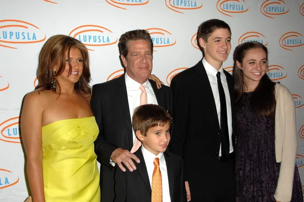 Гленн Фрей и его семья на 10-м ежегодном Lupus LA Orange Ball, Beverly Wilshire Hotel, Beverly Hills, CA. 05-06-10 — стоковое фото