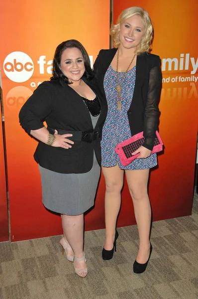 Nikki Blonsky en Hayley Hasselhoff op de Disney-Abc televisie groep zomer Press kwark, Abc Studios, Burbank, Ca. 05-15-10 — Stockfoto