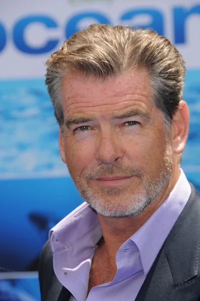 Pierce Brosnanat the "Oceans" Los Angeles Premiere, El Capitan Theatre, Hollywood, CA. 04-17-10 — Stock Photo, Image