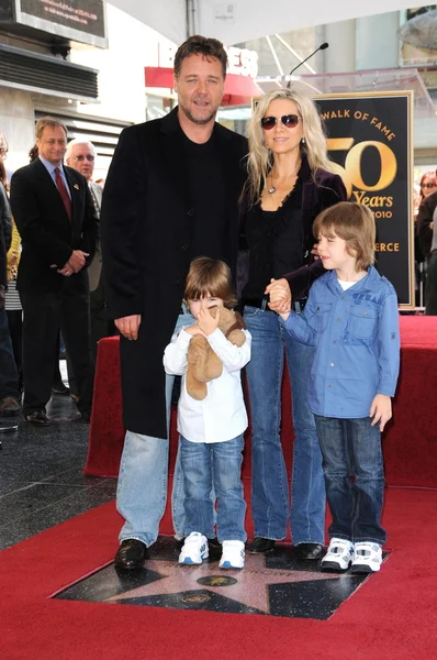 Russell crowe, danielle spencer och söner tennyson och charlie — Stockfoto