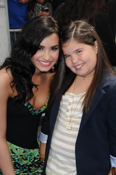Demi Lovato y Madison De La Garzaat the "Oceans" Los Angeles Premiere, El Capitan Theatre, Hollywood, CA. 04-17-10 —  Fotos de Stock