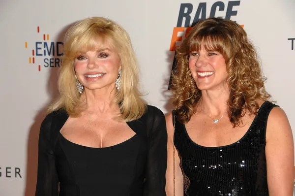 Loni Anderson y su hija en la 17ª carrera anual para borrar MS, Century Plaza Hotel, Century City, CA 05-07-10 — Foto de Stock