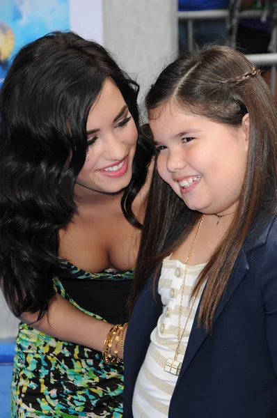 Demi lovato och madison de la garza — Stockfoto