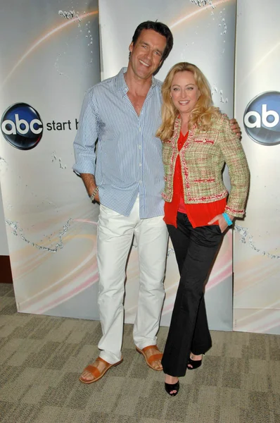 David James Elliott and Virginia Madsen at the Disney ABC Television Group Summer Press Junket, ABC Studios, Burbank, CA. 05-15-10 — ストック写真