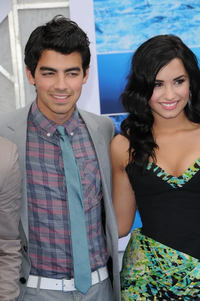 Joe Jonas and Demi Lovatoat the "Oceans" Los Angeles Premiere, El Capitan Theatre, Hollywood, CA. 04-17-10 — Stock Photo, Image