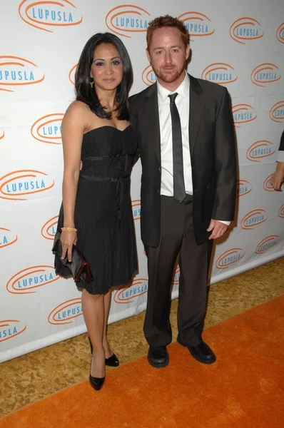 Parminder Nagra and Scott Grimes at the 10th Annual Lupus LA Orange Ball, Beverly Wilshire Hotel, Beverly Hills, CA. 05-06-10 — Stock Photo, Image
